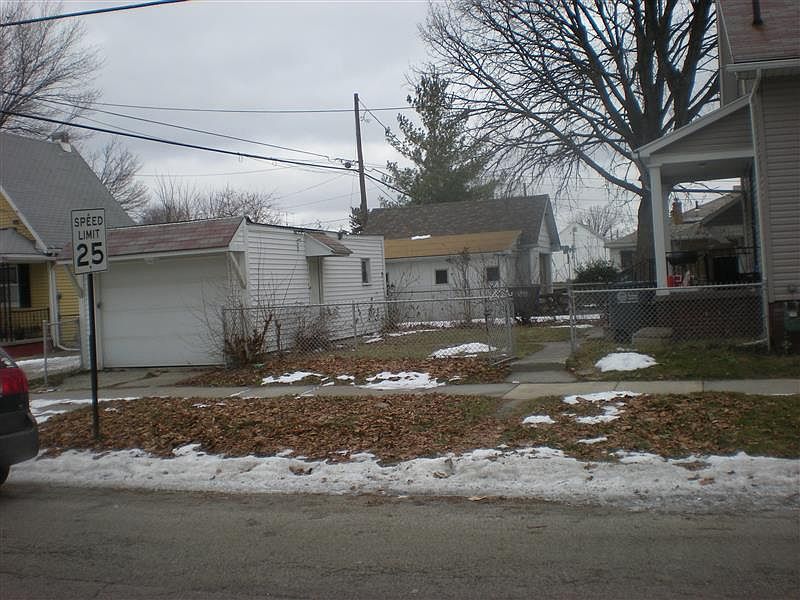 2nd image of 3401 Elm St