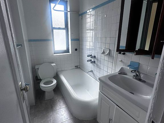 5th image of 34 Seaman Ave #22D