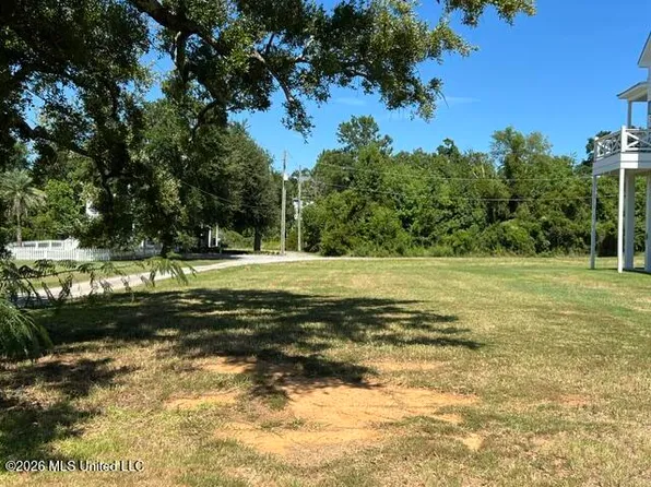 114 Cedar Ave, Pass Christian, MS 39571