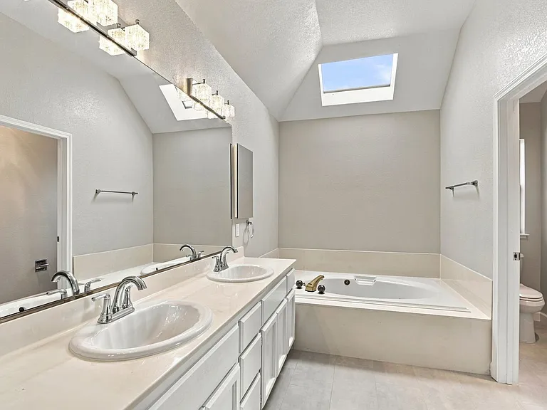 749 Glenborough Dr — Photo 12