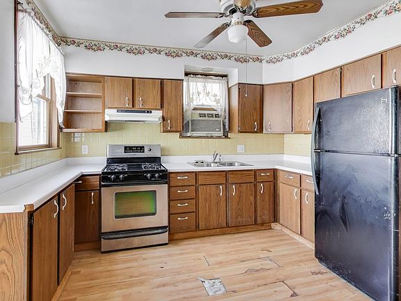 3rd image of 6120 W Newport Ave