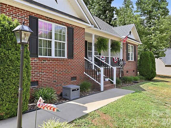 4th image of 175 Rose Brier Ln