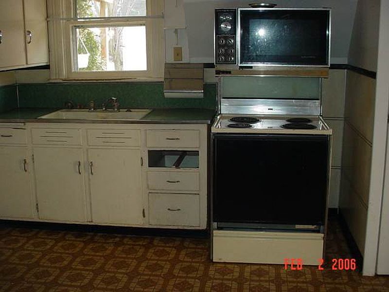 3rd image of 8 HEMSTREET Avenue