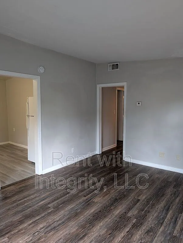 3 bed, 1.0 bath, 912 sqft, $1,250 — Photo 4
