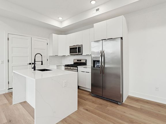4th image of 136-40 E Cumberland St #2