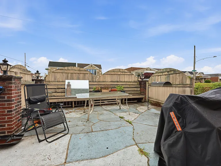 3839 Janice St — Photo 11