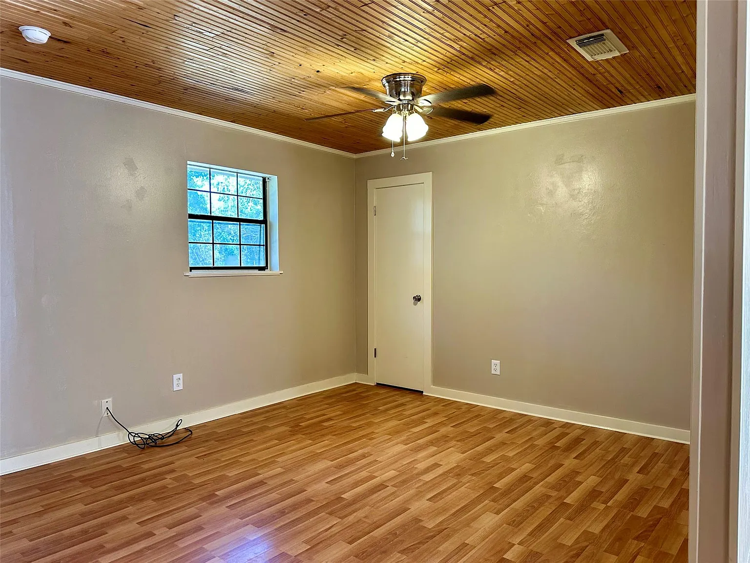 3 bed, 1.5 bath, 1349 sqft, $1,500 — Photo 3