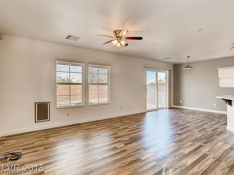 3 bed, 2.5 bath, 1390 sqft, $2,100 — Photo 2