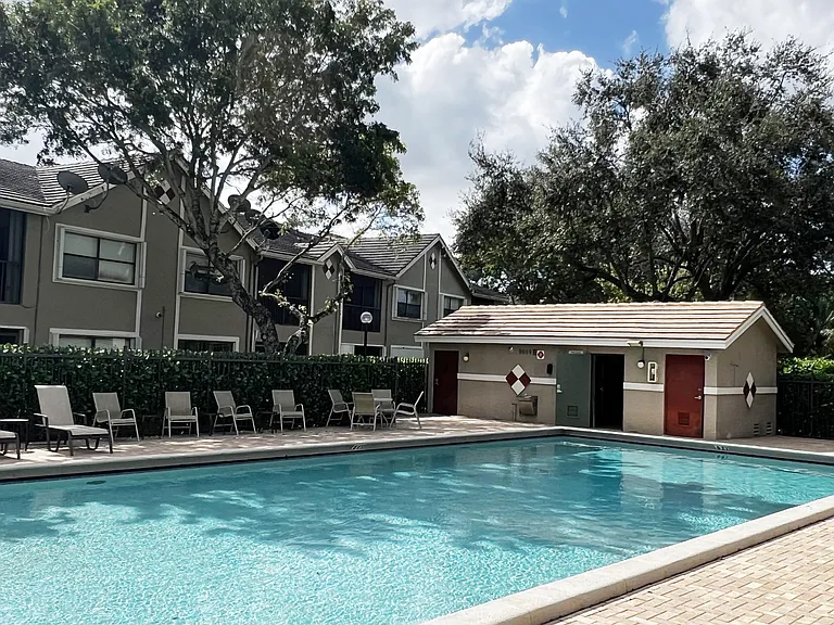 9617 Riverside Dr #6 — Photo 38