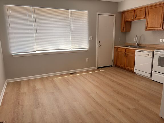 4th image of 111 E 9th Ave