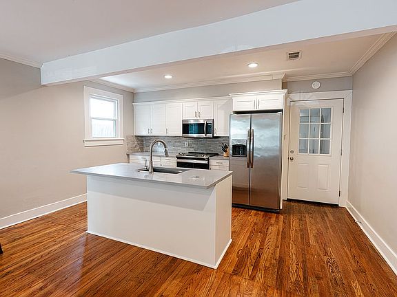 4th image of 733 Arlington Ave