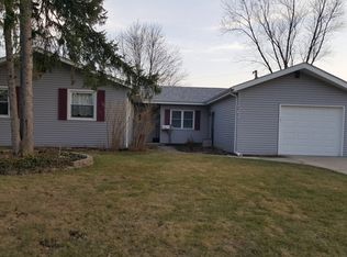 562 Illini Dr, Carol Stream, IL 60188