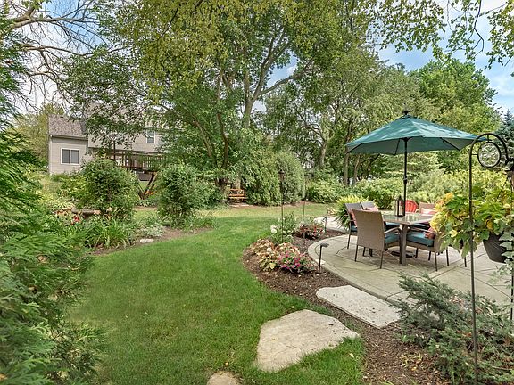 Don't you just love the beautiful landscaping?!