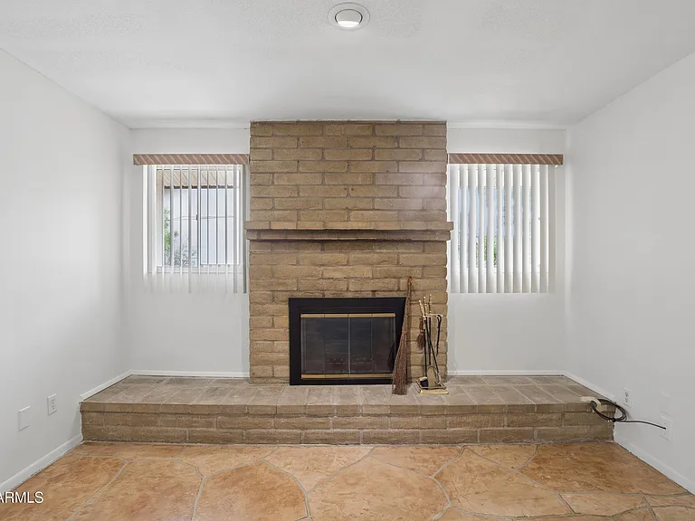 1014 E Balboa Cir — Photo 8