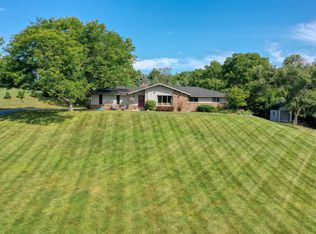 N3W27324 Arrowhead Trl, Waukesha, WI 53188
