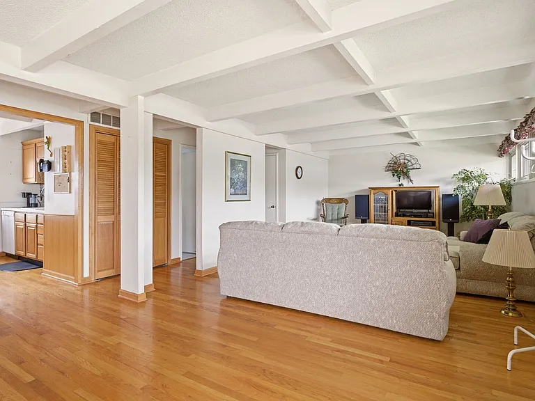 155 E Madison St — Photo 8