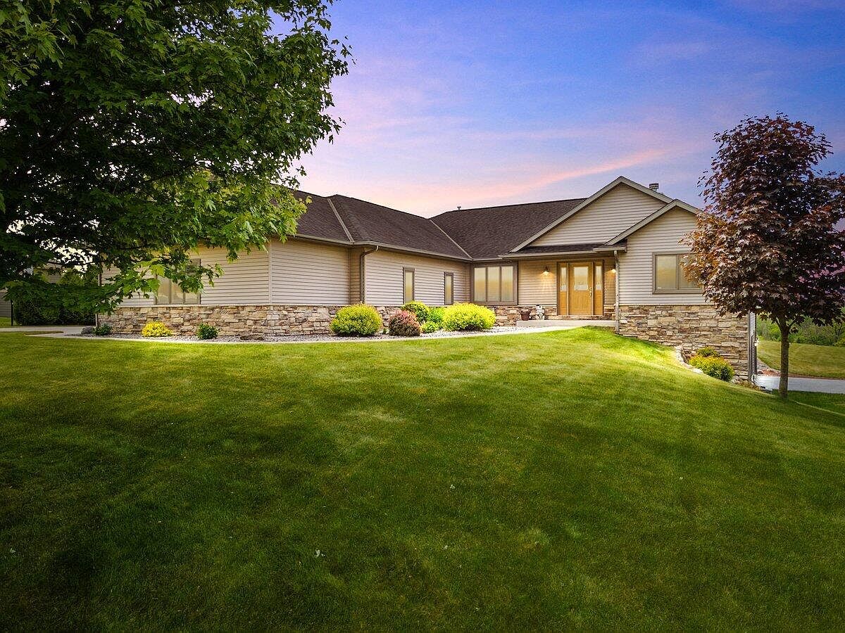 5565 Fieldcrest DRIVE, Hartford, WI 53027 Zillow