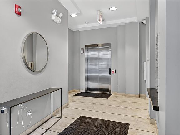 3rd image of 1550 W Cornelia Ave #401