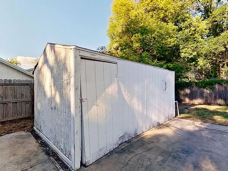 4633 Kingsbury St — Photo 10