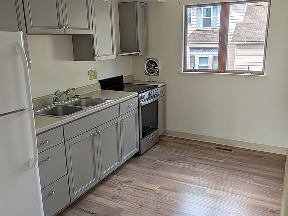3rd image of 490 Ormond Ave APT 1-2W