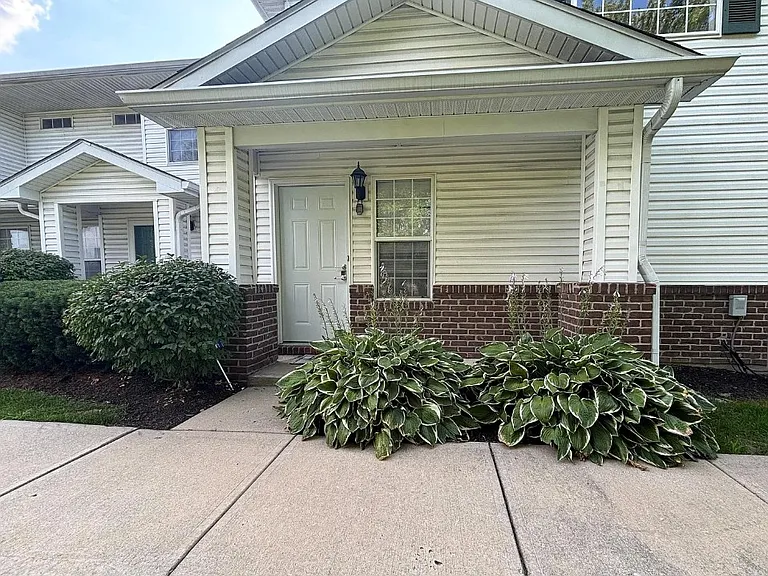 Potomac Square Pl — Photo 15