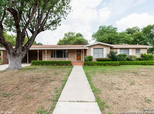 1008 Dove Ave, Devine, TX 78016