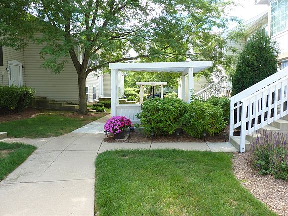 3rd image of 811 E Victoria Cir #0