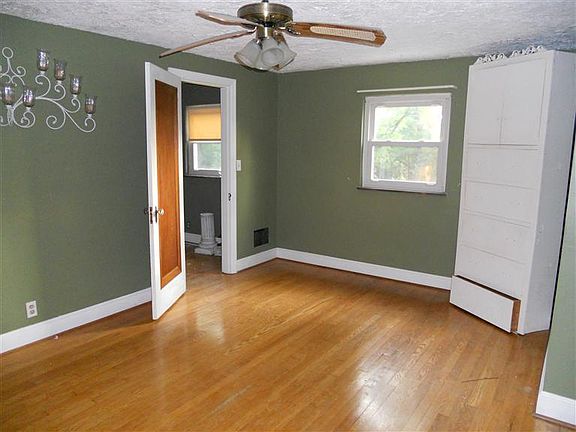 3rd image of 3021 Cavanaugh Ave