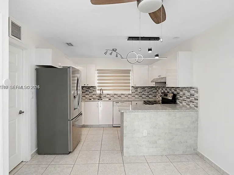 242 E 3rd St #205 — Photo 5