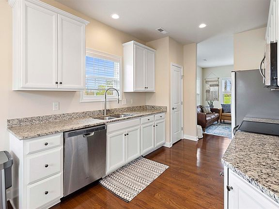 5th image of 339 Phoenix Blvd NW