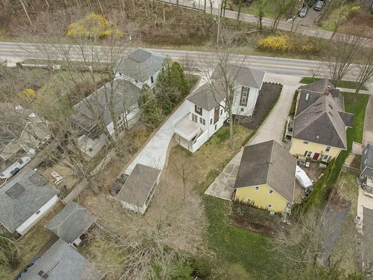 436 Broadway E — Photo 3