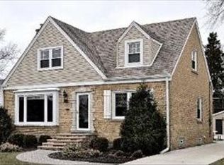 216 S Pine St, Mount Prospect, IL 60056