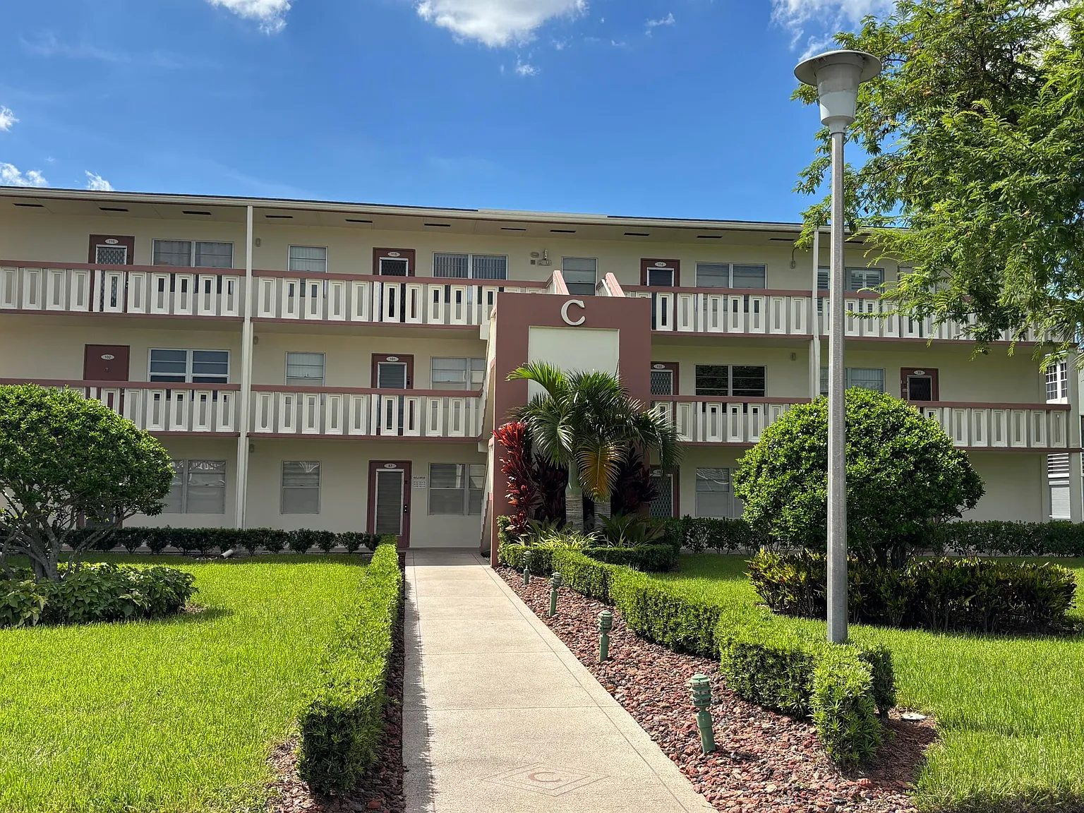 2 bed, 1.5 bath, 835 sqft, $1,600 — Photo 2