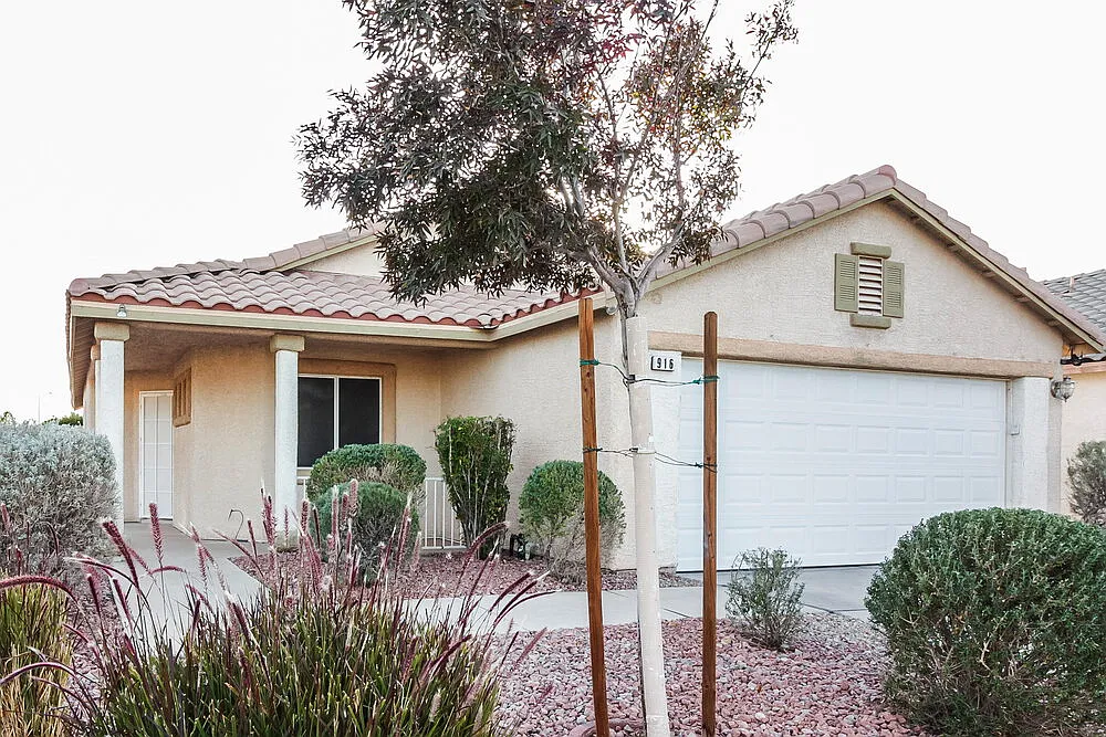 2 bed, 2.0 bath, 1321 sqft, $2,065 — Photo 2