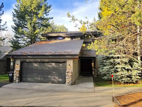 2nd image of 805 Fairway Dr
