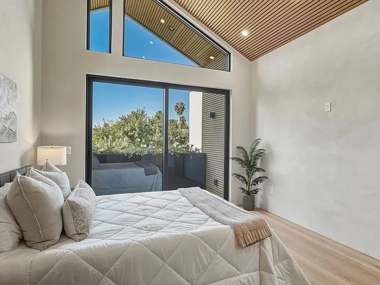 824 N Curson Ave — Photo 31