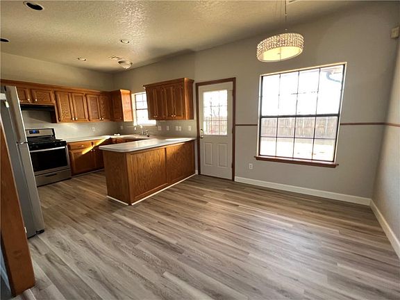 3rd image of 818 W Dowden Dr