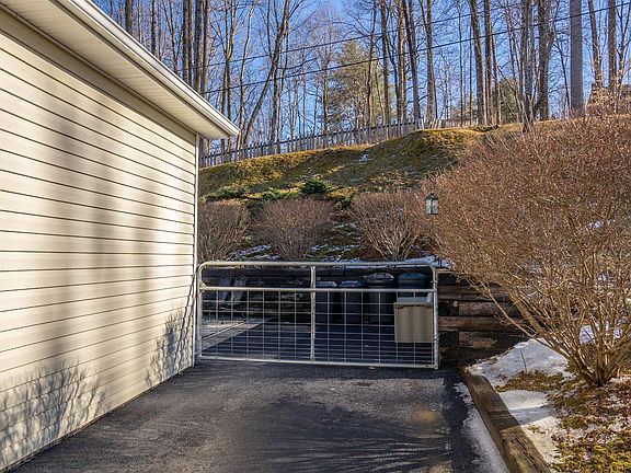 3rd image of 4415 Wayside Dr