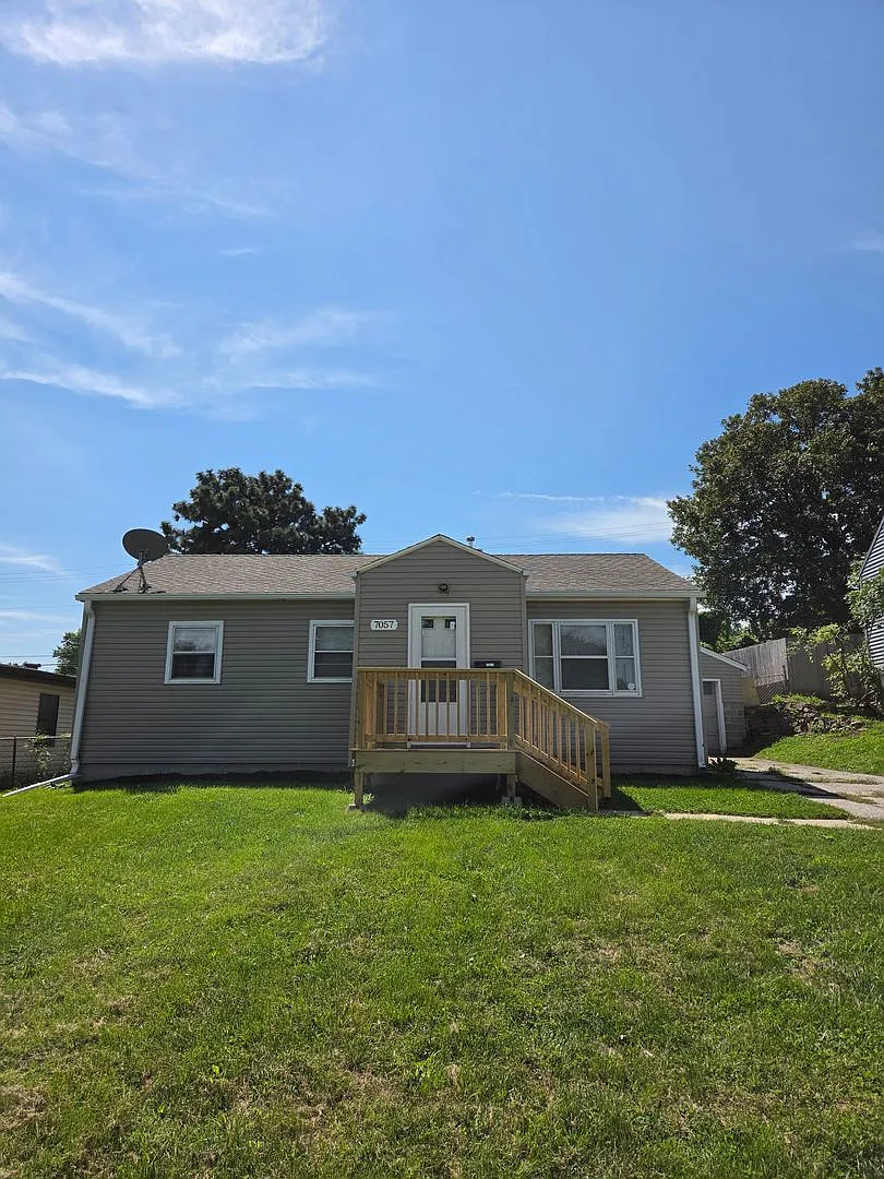 3 bed, 1 bath, 1 car garage, fenced in backyard — Photo 1