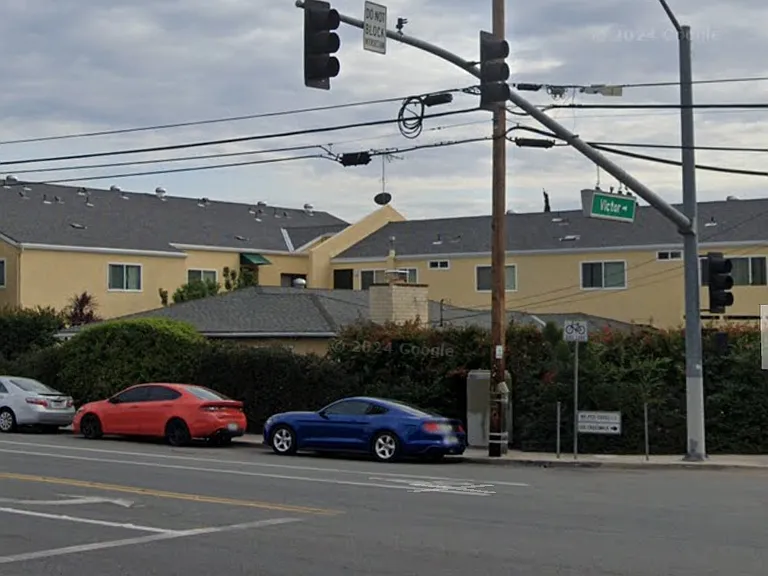 1261 Victor St #10 — Photo 23