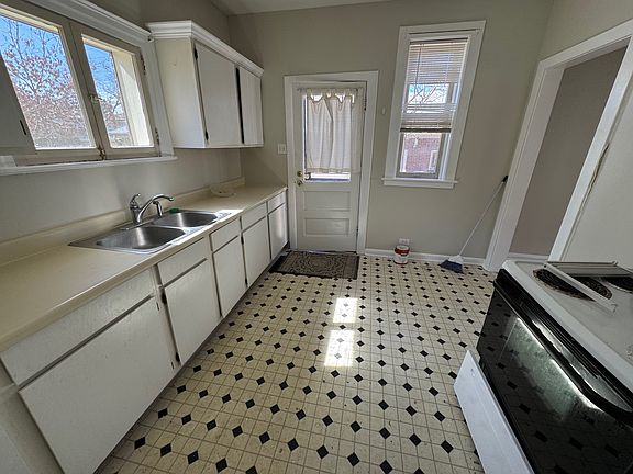 4th image of 785 N Marion St #2