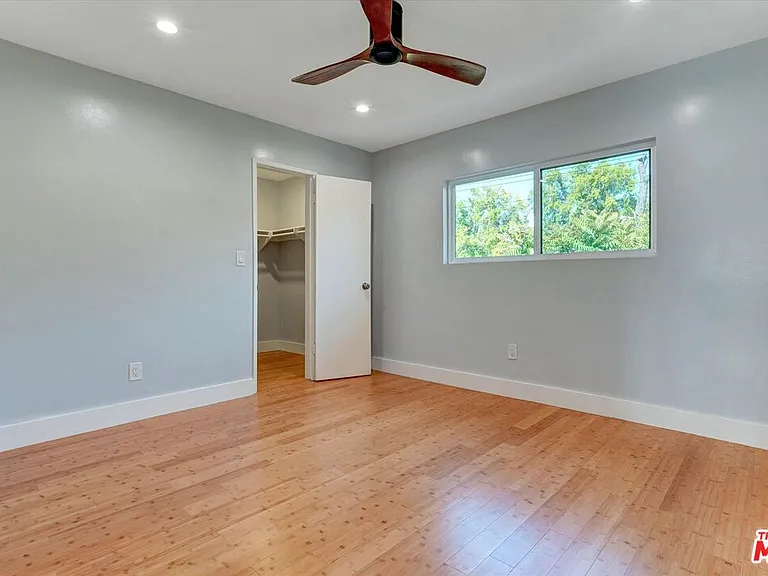 5726 Woodman Ave #2 — Photo 21