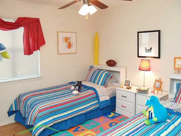 Lions Court Apartments — Photo 12