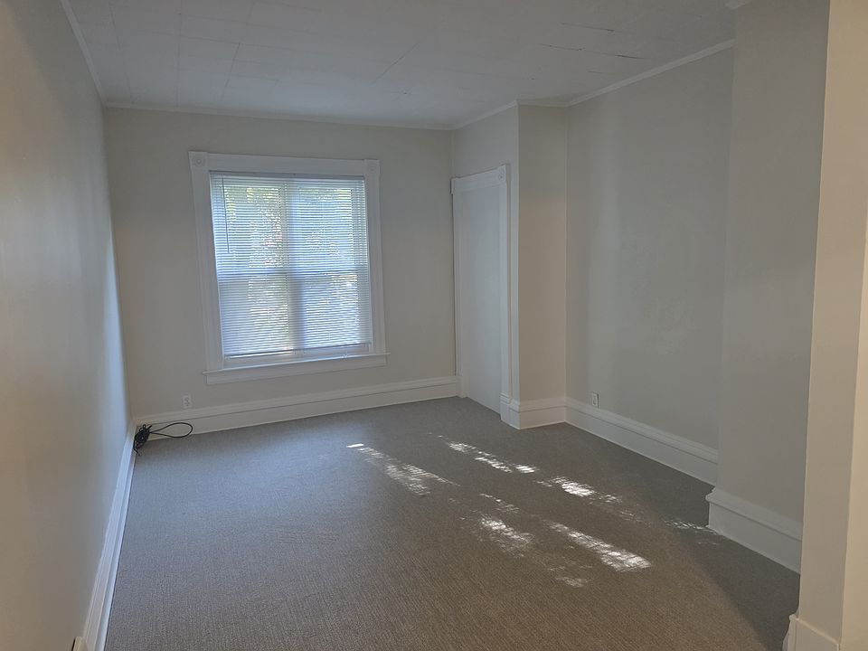 Spacious Living Room - New Carpet & Paint 2026