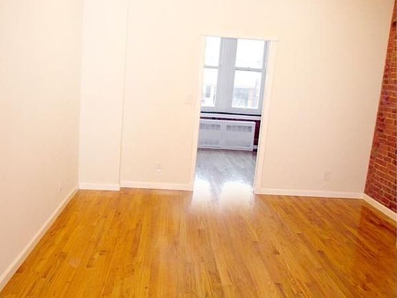 5th image of 122 Bank St