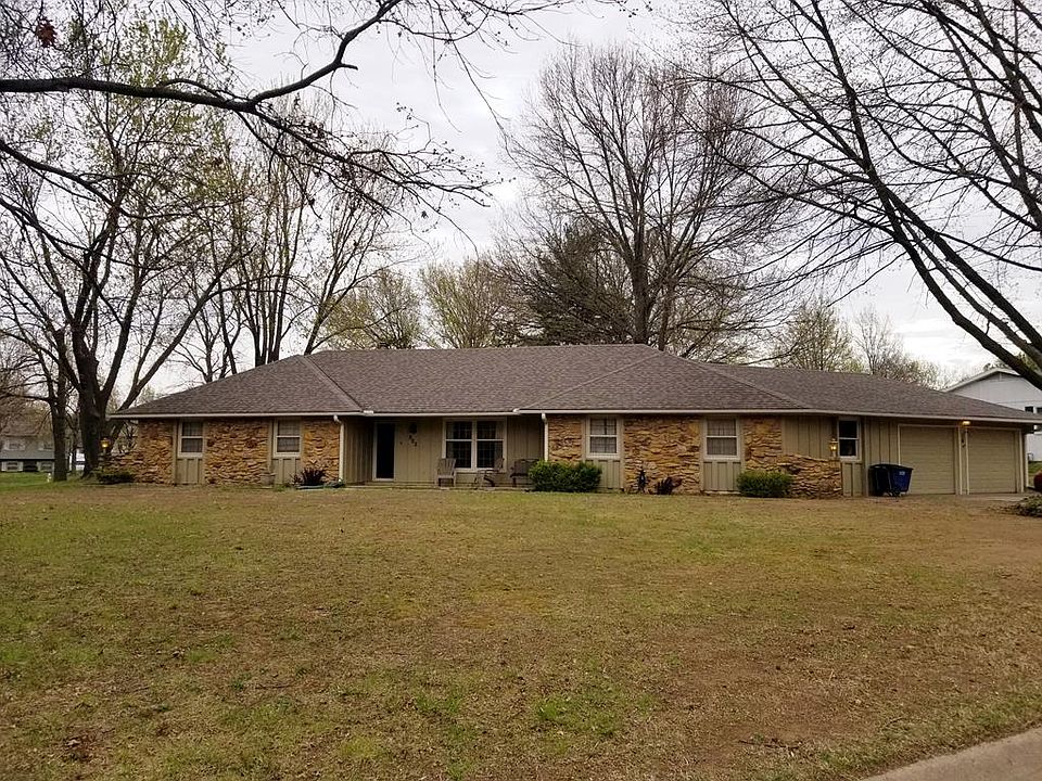 1st image of 802 Village Dr