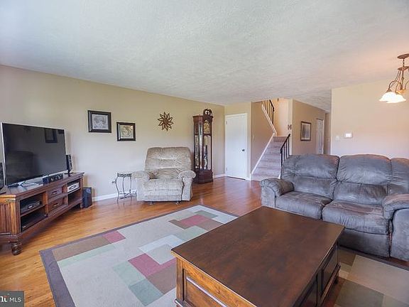 5th image of 348 Carlyn Ct