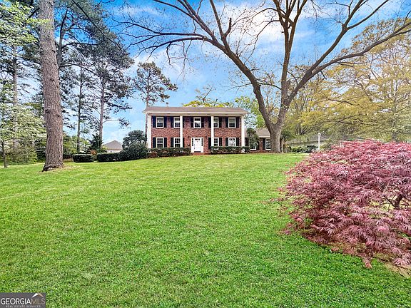 3rd image of 2484 Powers Ferry Dr SE