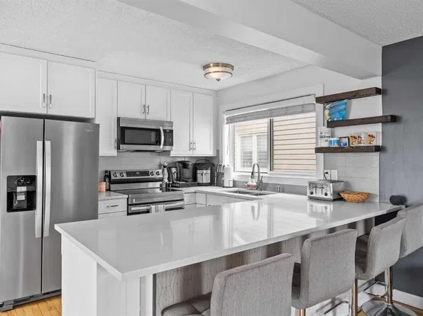 2320 S Woodview Dr SW, Calgary, AB T2W 4X6