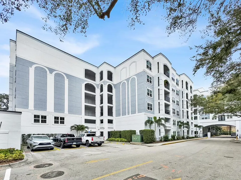 304 E South St #2024